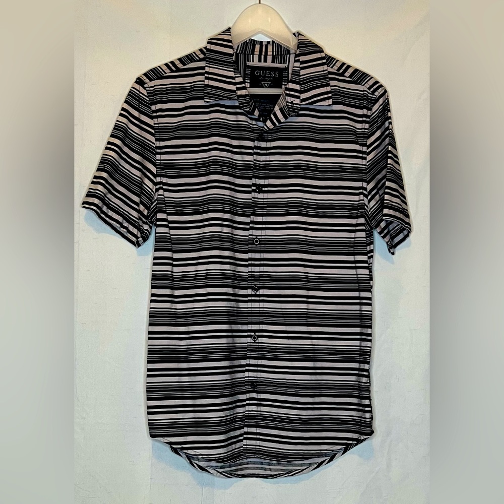 Men’s Guess Button-up Shortsleeved Collar Shirt